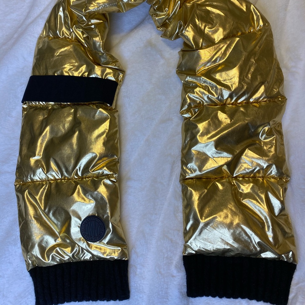 DKNY Quilted Puffer Metallic Winter scarf - Picture 3 of 8